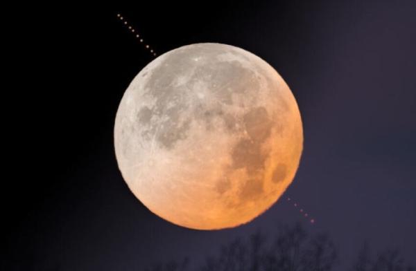 قایم موشک بازی سحرآمیز ماه و مریخ در آسمان ، عکس