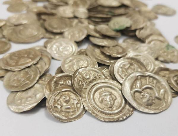 کشف گنجینه ای از سکه های عجیب در لهستان