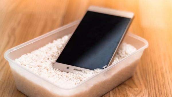 اگر موبایل به آب افتاد آن را داخل برنج بگذاریم یا نه؟ اپل بالاخره پاسخ داد